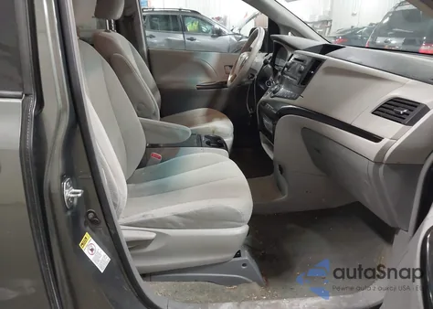 2014 Toyota Sienna Le V6 8 Passenger z USA, uszkodzony, nr VIN 5TDKK3DC1ES476920